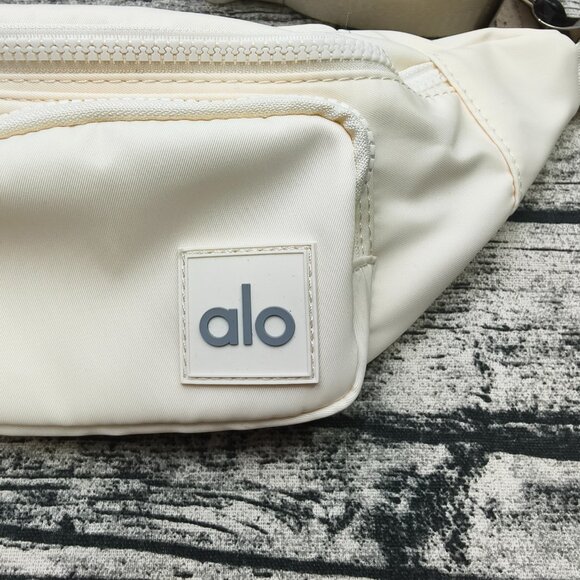 ALO Yoga Explorer Fanny Pack - Adjustable Strap, 3L Capacity, Gunmetal - Picture 4 of 5